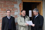 ministar Trifunović predaje dokument o obnovi vlasniku I.Komuškiću